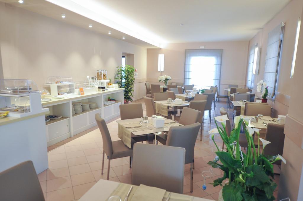 Hotel Dori Peschiera del Garda Bagian luar foto