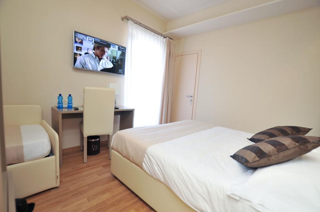 Hotel Dori Peschiera del Garda Ruang foto