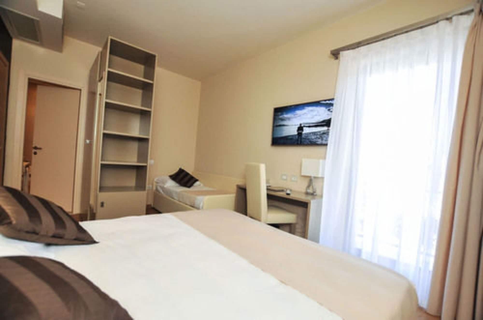 Hotel Dori Peschiera del Garda Bagian luar foto