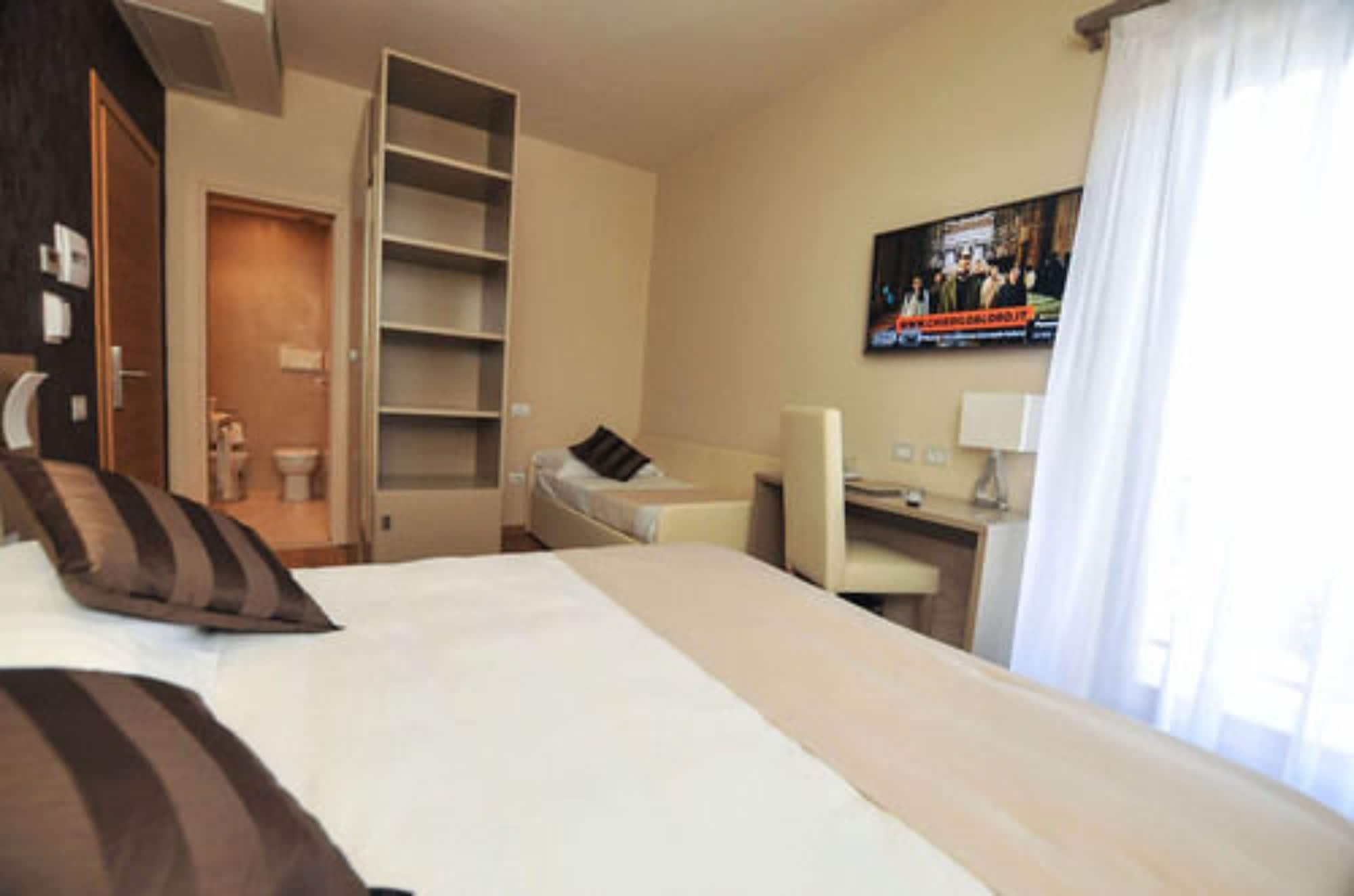 Hotel Dori Peschiera del Garda Bagian luar foto
