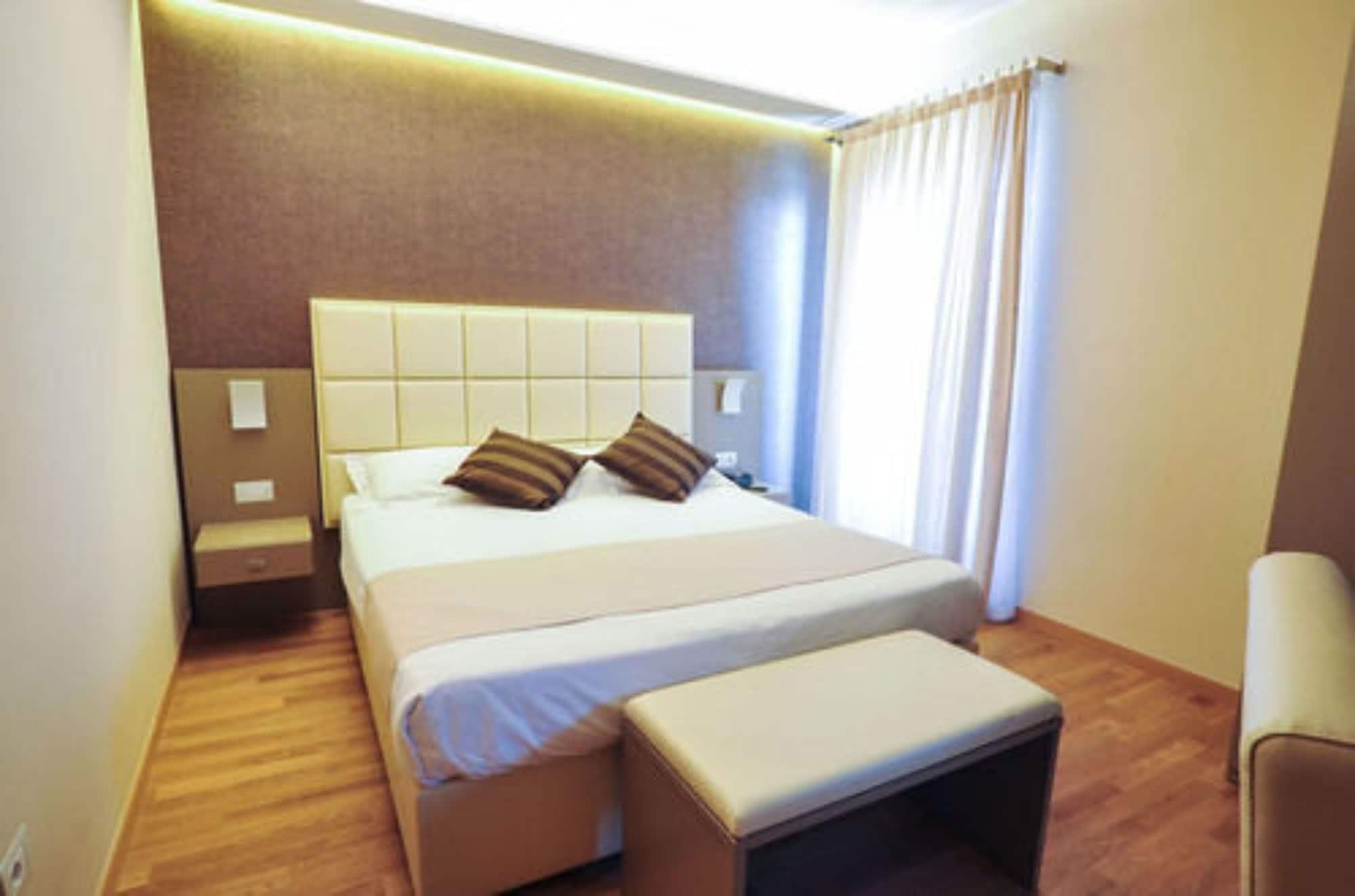 Hotel Dori Peschiera del Garda Bagian luar foto
