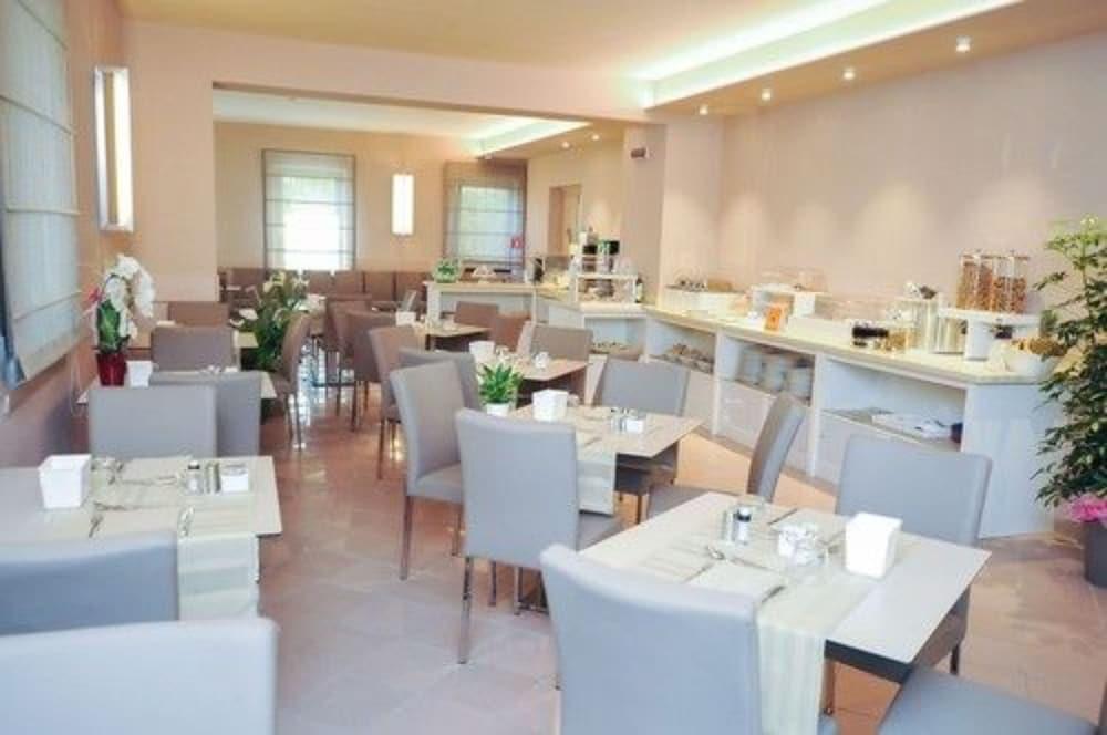 Hotel Dori Peschiera del Garda Bagian luar foto