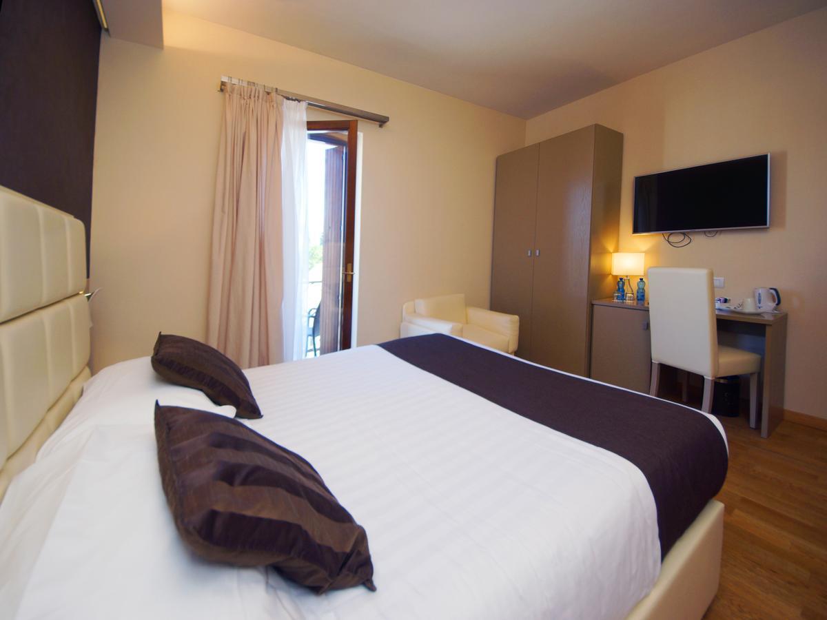 Hotel Dori Peschiera del Garda Bagian luar foto