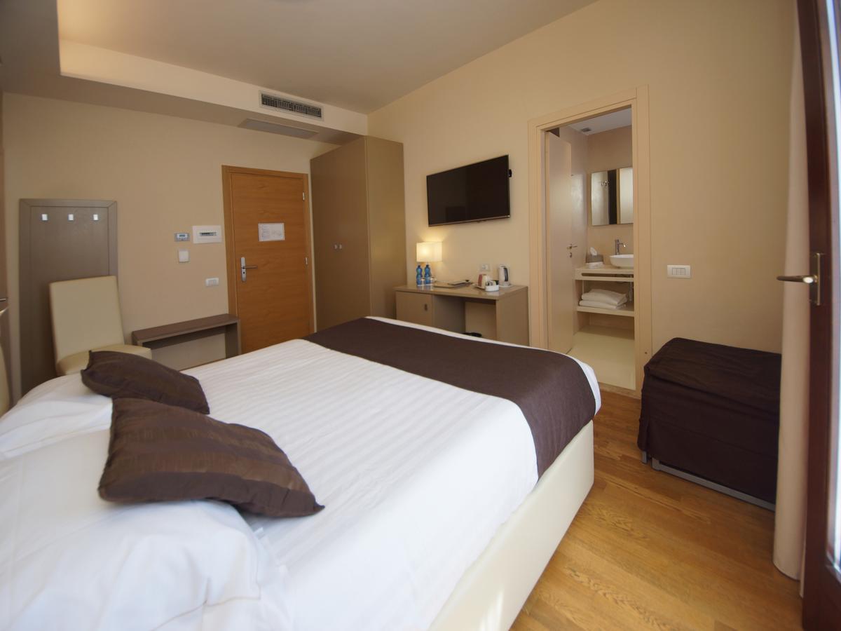 Hotel Dori Peschiera del Garda Bagian luar foto