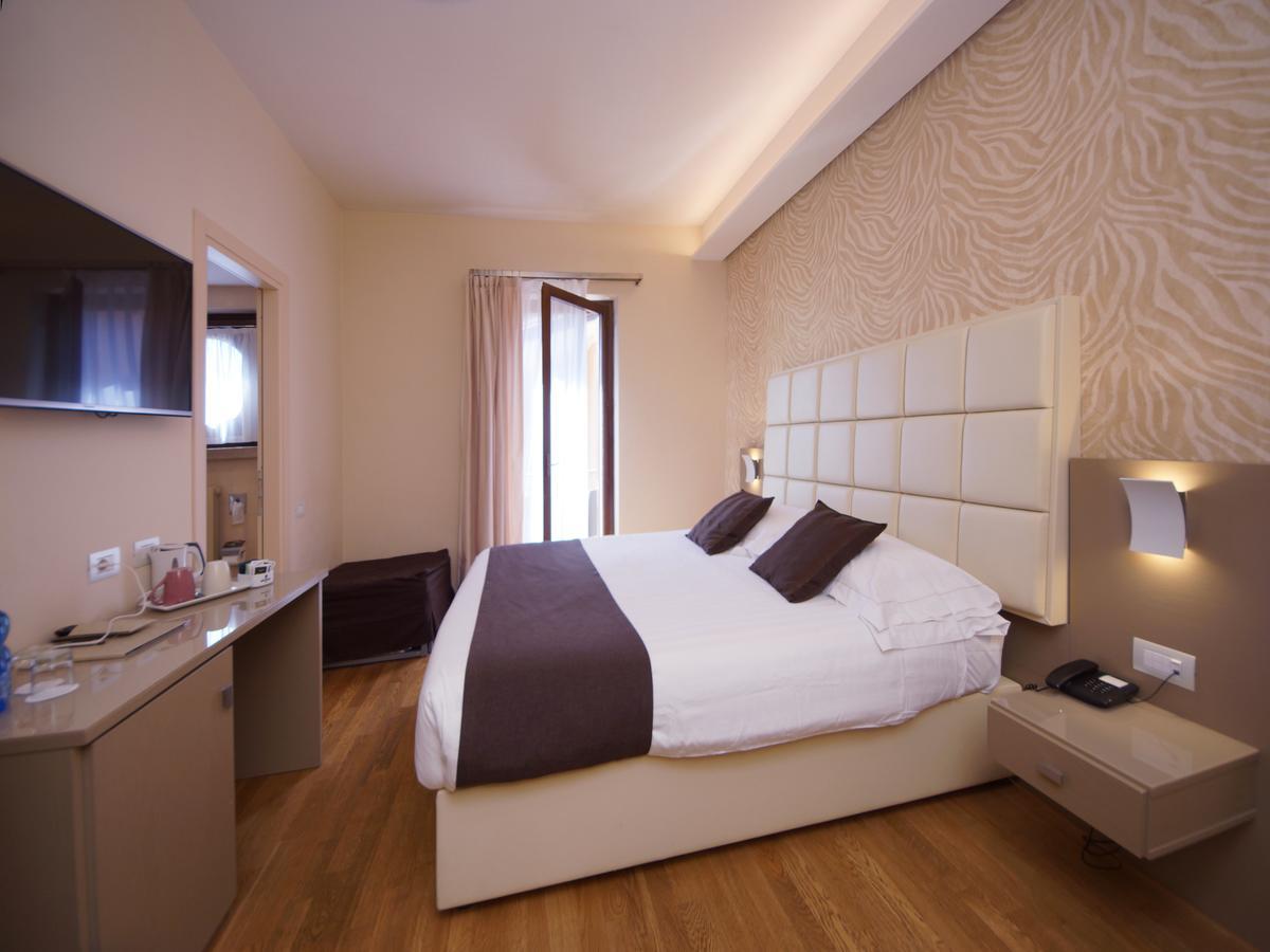 Hotel Dori Peschiera del Garda Bagian luar foto